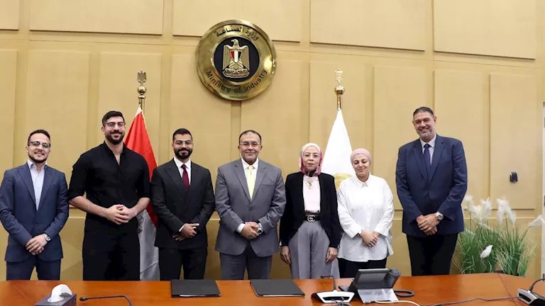 "تحديث الصناعة" يوقع بروتوكول تعاون مع شركة بلاك سميث للذكاء الاصطناعي