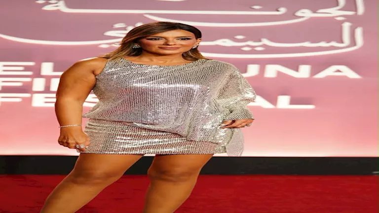 بـ25 ألف جنيه.. إنجي المقدم تخطف الأنظار بفستان فضي في مهرجان الجونة