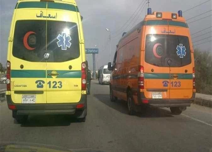 إصابة 13 شخصًا في تصادم سيارة ربع نقل بميكروباص على طريق مطروح