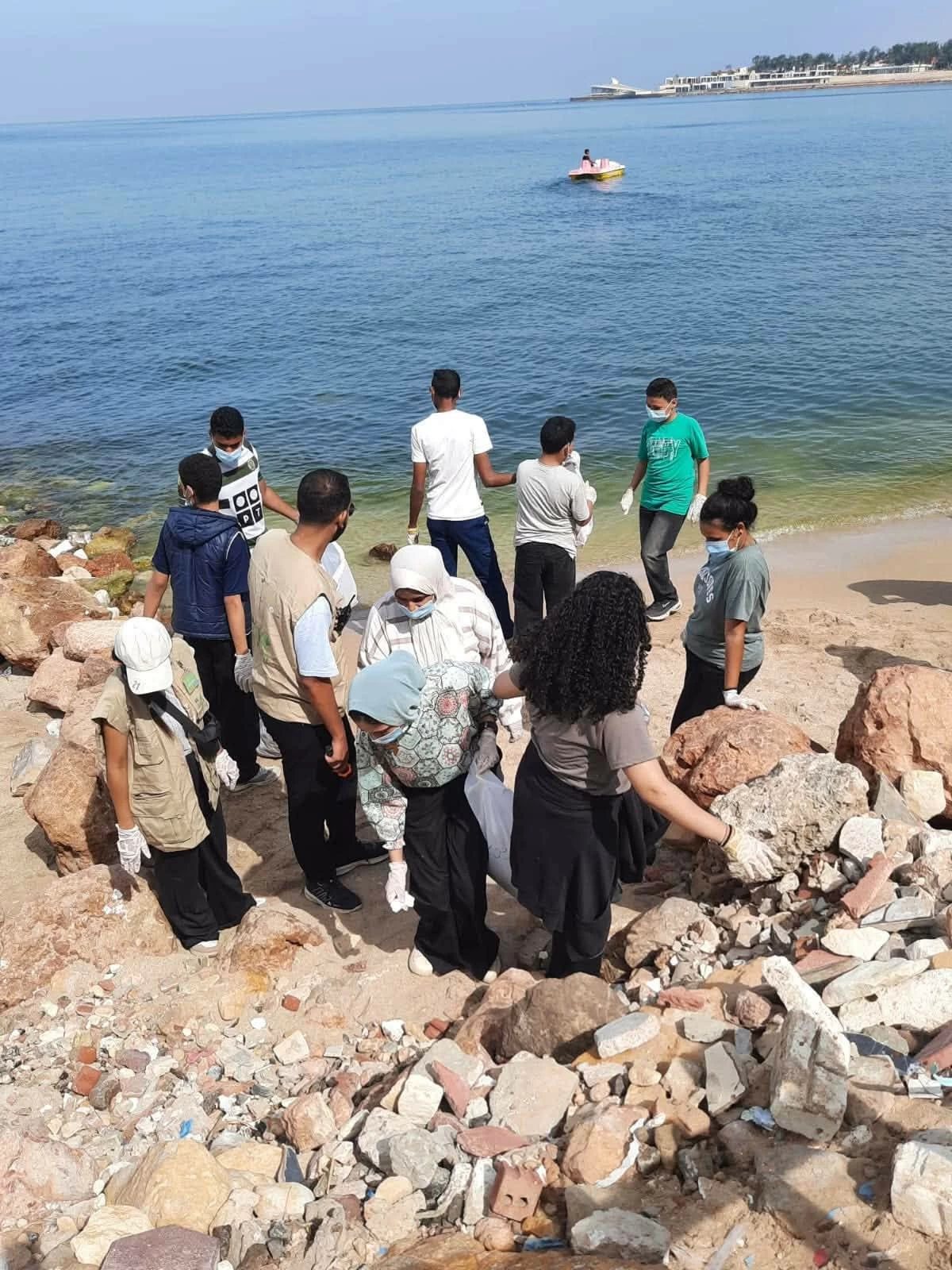 «كرفان المناخ والشباب».. حملة نظافة بشاطئ المندرة فى الاسكندرية بمشاركة 50 شاب (صور)