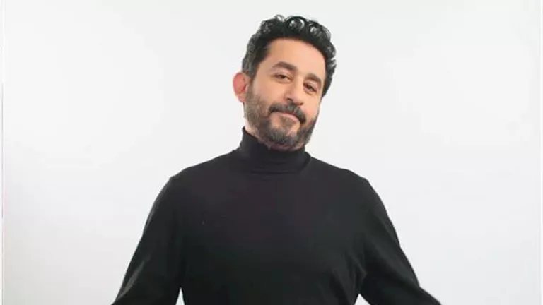 "بيعي الكنبة يامنى".. أحمد حلمي يوجه رسالة لزوجته منى زكي في الجونة