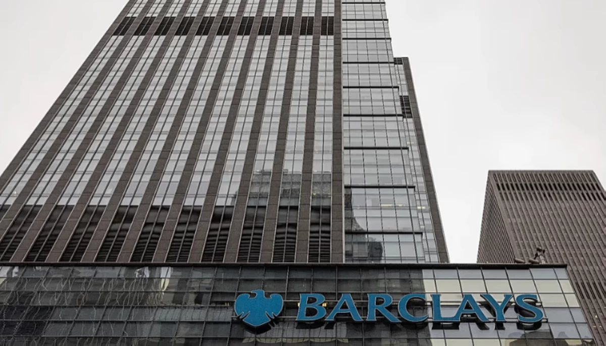 بسبب «روبوتات الإنتاجية».. بنك بريطاني يسرح 5% من عمالته العالمية بنهاية 2026