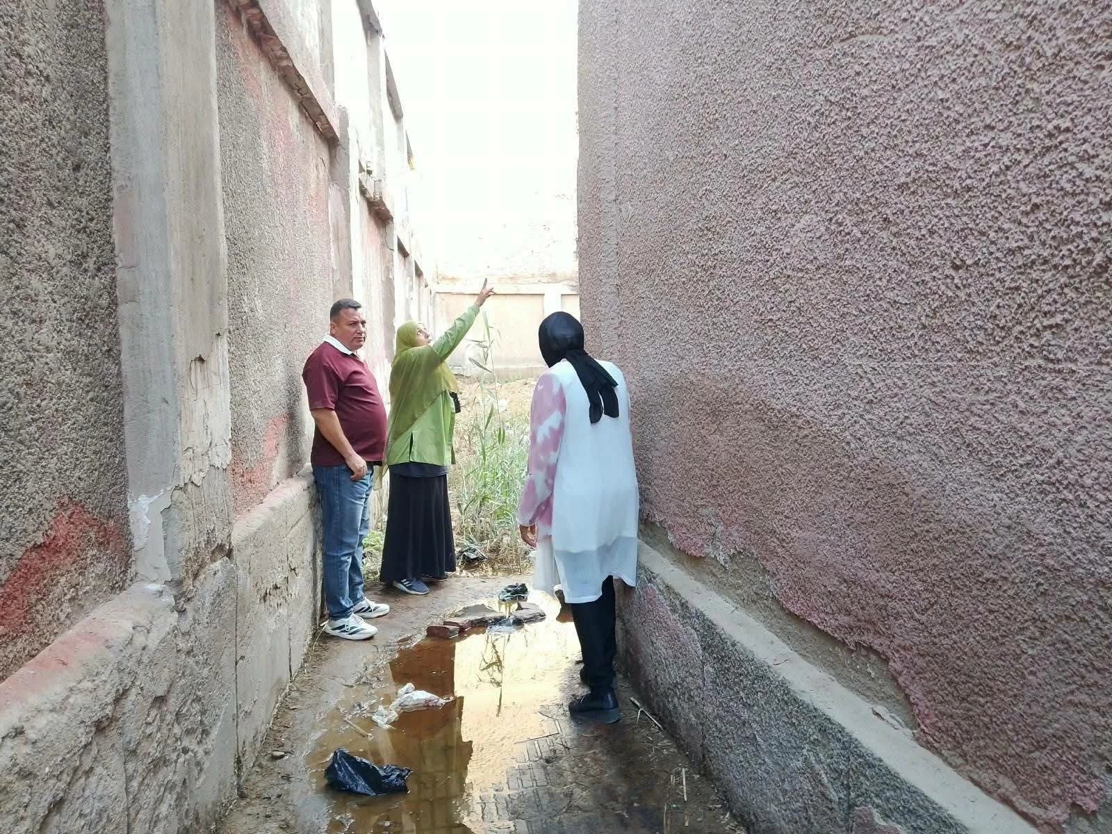 رئيس مدينة شبرا الخيمة تتابع أزمة طفح مائي مجهول المصدر بالوحدة البيطرية