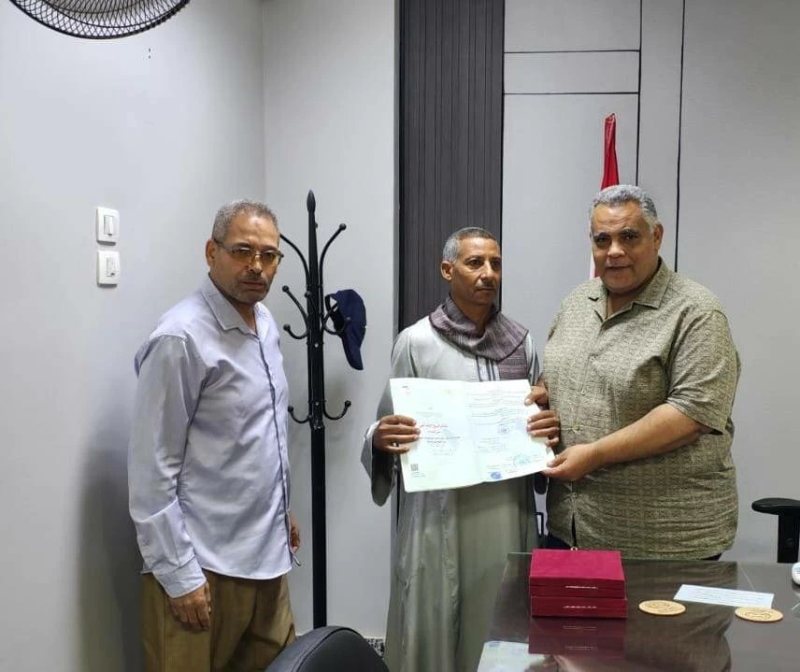 تسليم عقود تقنين أملاك الدولة لمواطنين بمركز أبنوب.. واستمرار تيسير الإجراءات للمستحقين في أسيوط