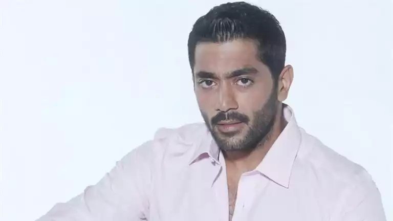 أحمد فلوكس يعلن ارتباطه رسميا: "حياة نظيفة.. دعواتكم"