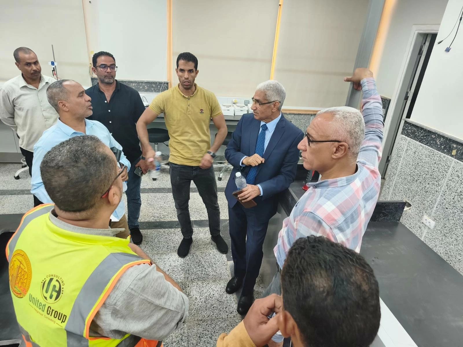 رئيس جنوب الوادي الأهلية ورئيس مجلس الأمناء يتفقدان مركز الاختبارات الإلكترونية ومعامل الكيمياء