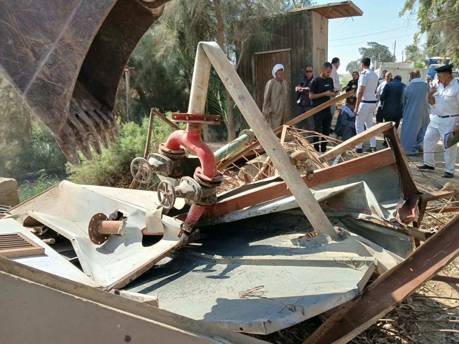 إزالة 4 مواسير ري مخالفة ومصادرة ماكينات وموتور كهربائي في حملة بالفيوم