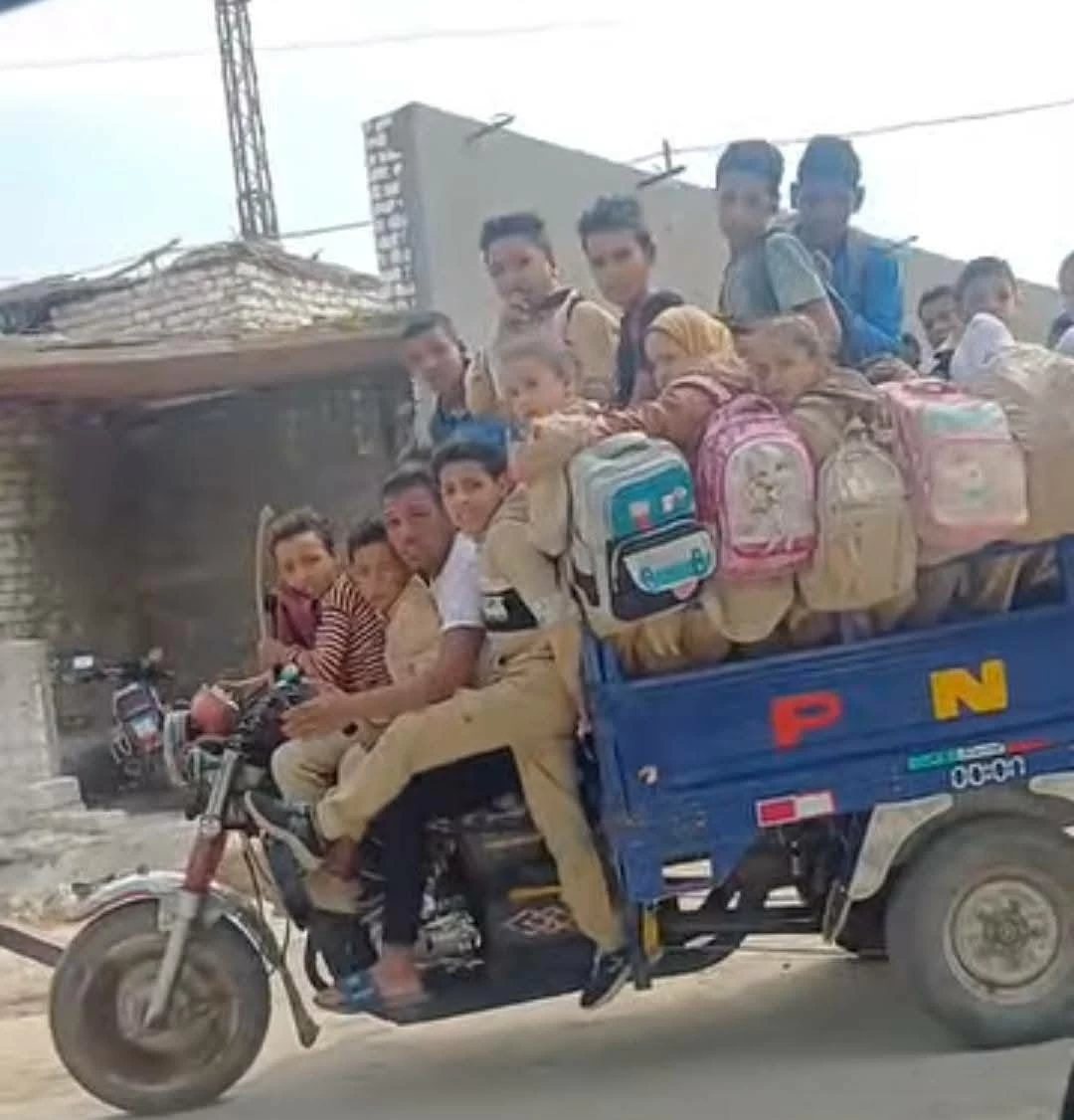 بعد أيام من وفاة طفلين.. فيديو جديد يوثق نقل عشرات التلاميذ على تروسيكل إلى المدرسة