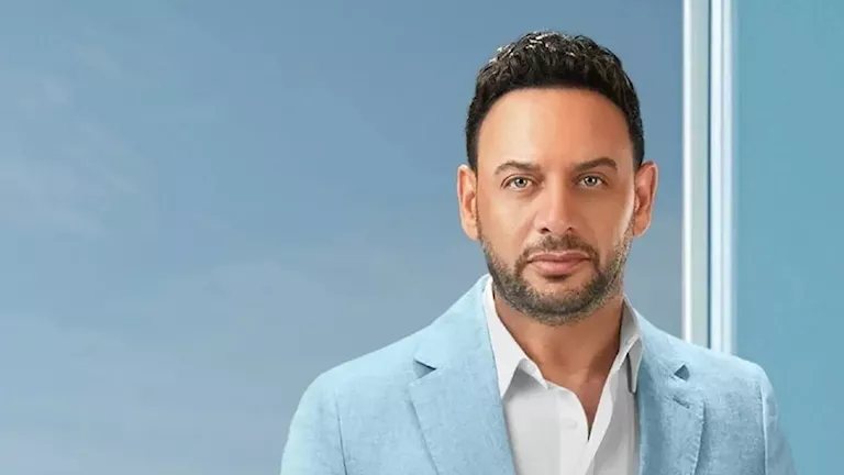 أول تعليق من مصطفى قمر بعد وفاة زوج شقيقته والنجوم يواسونه