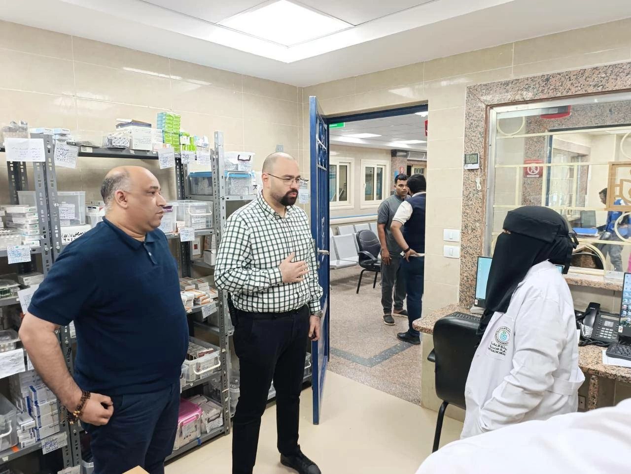 رئيس قطاع الصعيد يتابع انتظام الخدمات الطبية خلال الفترة المسائية بوحدة طب أسرة منيحة فى كوم أمبو