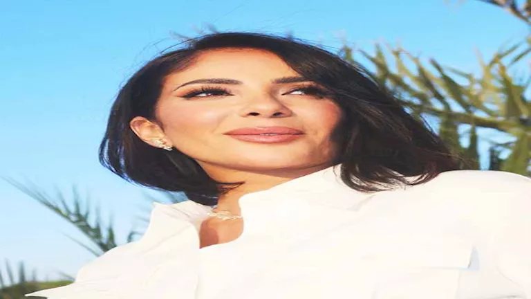 منى زكي تظهر بـ"شورت" أمام حمام السباحة وغادة عادل تعلق - صور