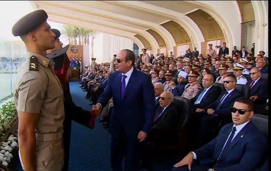 مشاركة جامعة بنها في تخريج الدفعة الأولى للأكاديمية العسكرية المصرية.. وإهداء الرئيس السيسي درع أوائل الخريجين