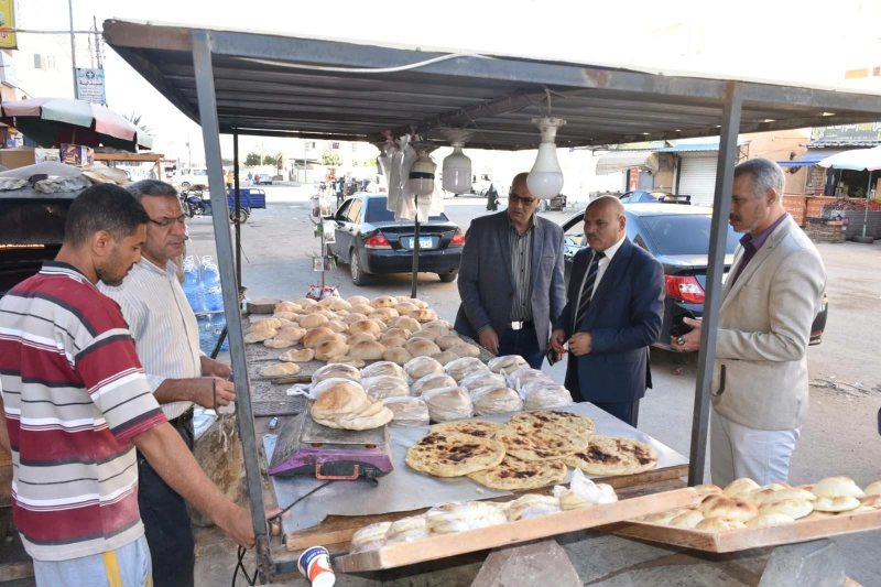 السكرتير العام لمطروح يتفقد المخابز بالكيلو 7 ويتابع أوزان الخبز