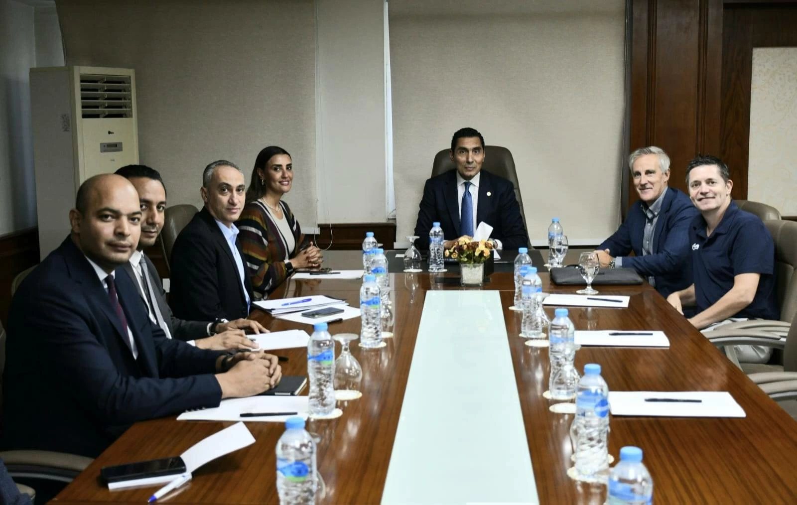 وزير الشباب والرياضة يلتقي الرئيس التنفيذي لرابطة محترفي الإسكواش العالمية