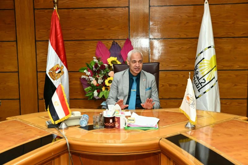 رئيس جامعة أسيوط يستقبل وفد البنك الأهلي المصري لبحث تعزيز الشمول المالي والتحول الرقمي