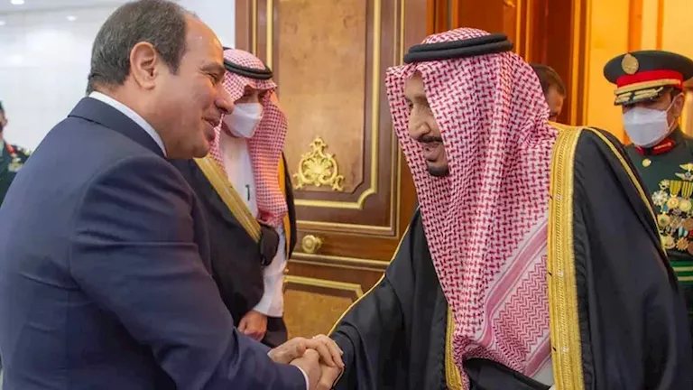 تركي آل الشيخ ينشر صورة للرئيس السيسي والملك سلمان بن عبد العزيز ويعلق: "أبويا وأبويا"
