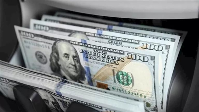 إلى أين يتجه الدولار؟ خبراء يحددون سيناريوهات السعر بين 50 و72 جنيهًا