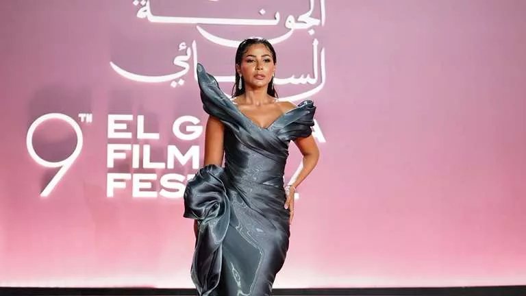 مهيرة عبدالعزيز بفستان رمادي بتصميم وردة ضخمة عند الخصر في الجونة