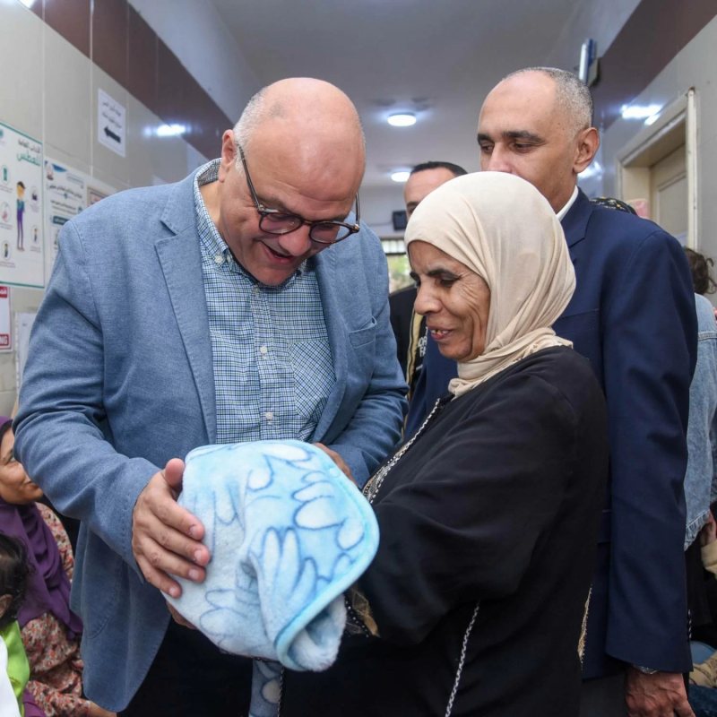 «هيبقى أشهر واحد في المحافظة النهارده».. محافظ الإسكندرية يداعب رضيعا أثناء تدشين حملة التطعيم ضد الحصبة