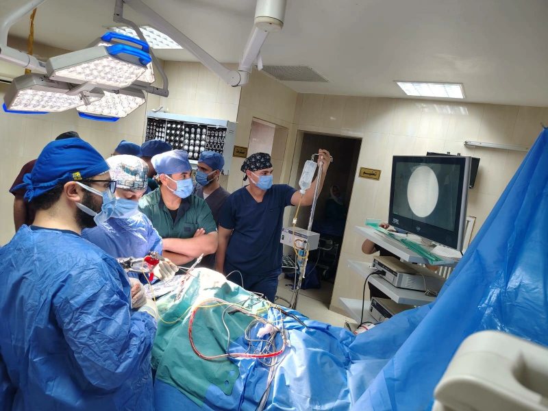 «استخدم تقنية المنظار الجراحي المتقدمة».. فريق طبي ينقذ طفلة تعاني «استسقاءً بالمخ» في أسيوط