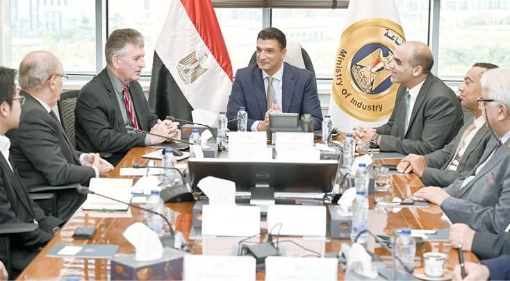 «الصناعة» تبحث نقل تكنولوجيا تصنيع القوالب والاسطمبات