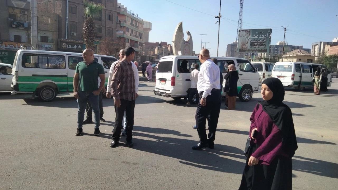 ضبط 15 سيارة مخالفة في حملة مكبرة على مواقف السرفيس بالفيوم