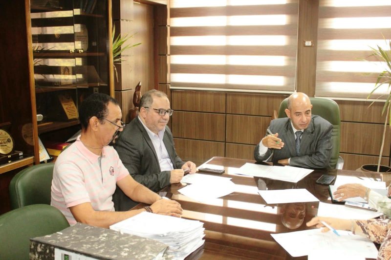 جامعة أسيوط تناقش آليات دعم العاملين في الحالات المرضية والاجتماعية الطارئة