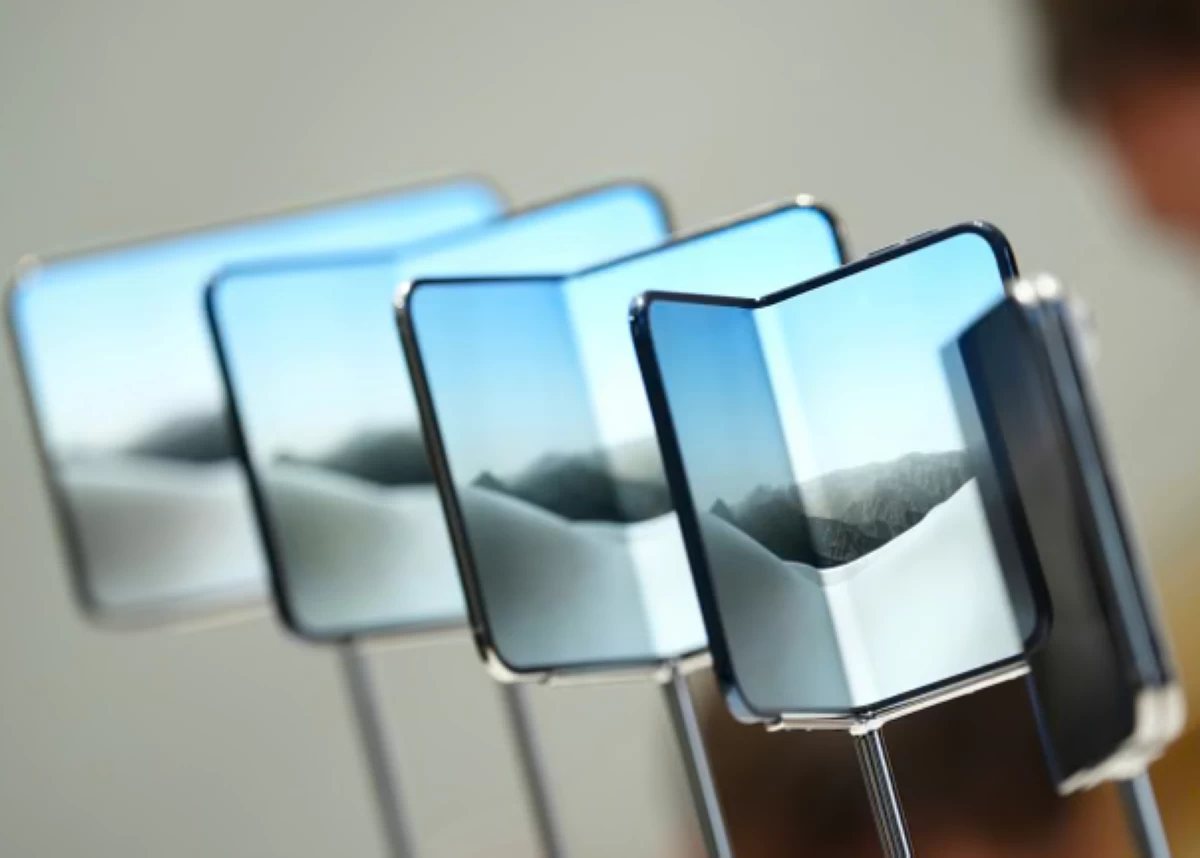 مالكو «iPhone Duo» يبلغون عن تشققات في أول هاتف قابل للطي من Apple