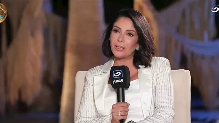 منى زكي: أذهب إلى التصوير بابني المريض وأعطيه الدواء بين المشاهد
