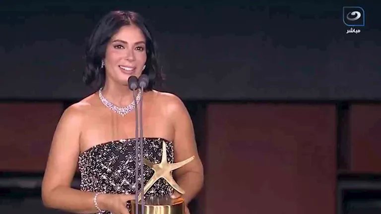 مهرجان الجونة السينمائي يفتتح دورته التاسعة بحفل يحتفي بسحر السينما ويكرم منى زكي