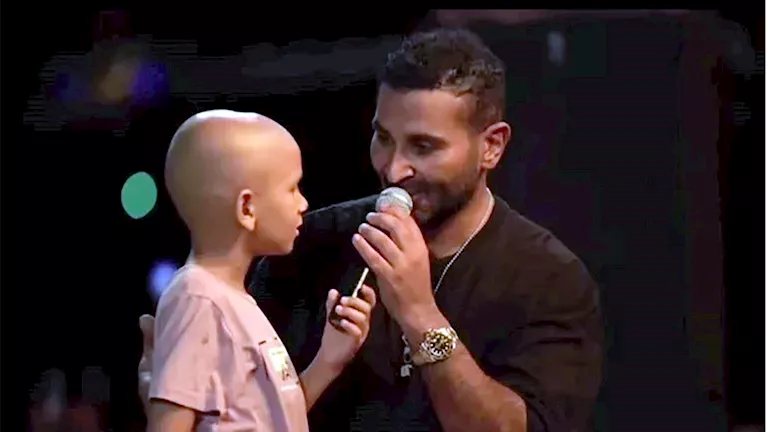 أحمد سعد ينعى طفل شاركه الغناء في إحدى حفلاته: "الله يرحمك يا حبيبي"