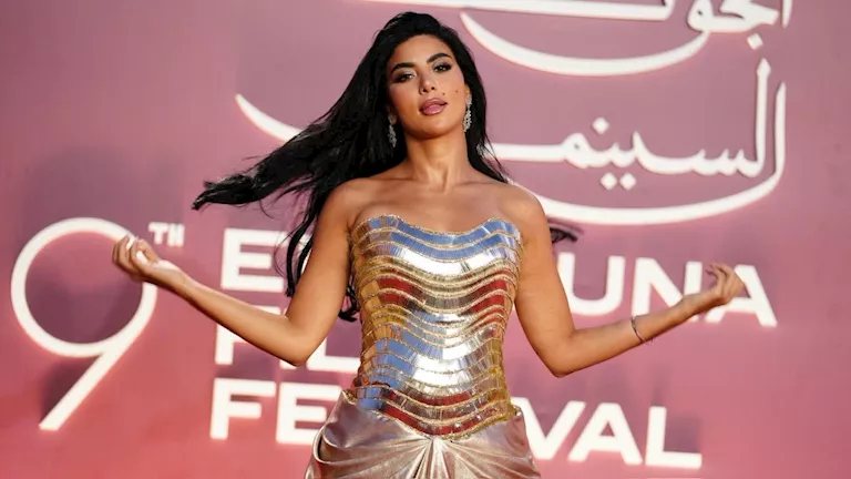 اللون الذهبي يضفي فخامة على ظهور نجمات الفن مهرجان الجونة
