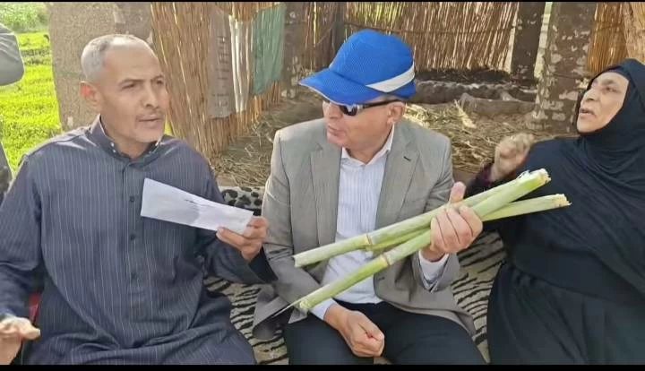 عزومة قصب وشاي على دكة.. .«أهالي كفر خزام » يلتقون محافظ المنيا (صور)
