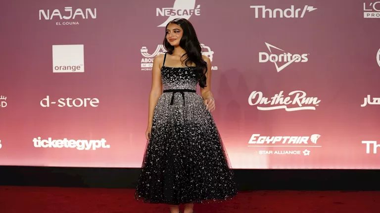 ياسمين العبد بفستان مرصع بالترتر في مهرجان الجونة السينمائي