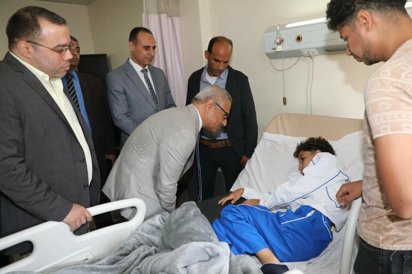 توجيهات بتوفير الرعاية اللازمة للتلميذ المصاب بسقوط مواد بناء عليه داخل مدرسة ببني سويف