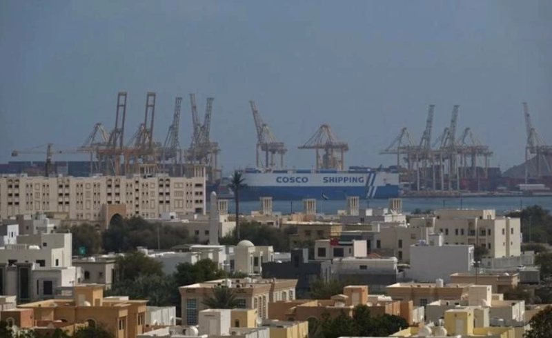 الإمارات تغلق شاطئًا في الشارقة بسبب تسرب نفطي
