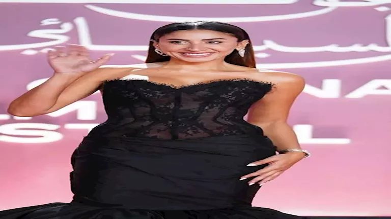 20 صورة لـ نجمات خطفن الأنظار باللون الأسود في ختام مهرجان الجونة