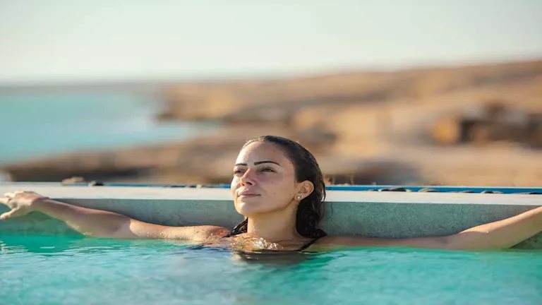مي عز الدين وإلهام شاهين.. 20 صورة للنجمات في أجواء الصيف