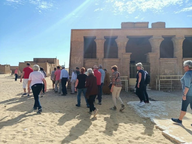 المنيا على خريطة السياحة الدولية.. وفود من جنسيات مختلفة تزور تل العمارنة وبني حسن وتونا الجبل