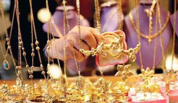شراء الذهب على دفعات وبدون وزن الفصوص.. نصائح هامة من رئيس الشعبة للمواطنين