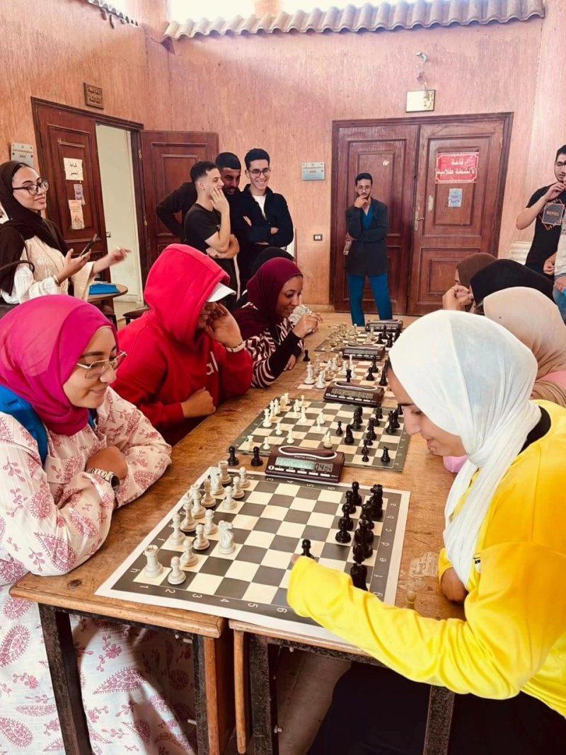 طالبات ينافسن الطلاب في دورى الشطرنج بجامعة بنها