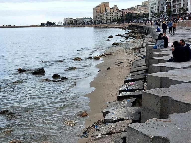 انحسار البحر في الإسكندرية.. و«علوم البحار» يعلن ظاهرة بحرية ليل السبت المقبل