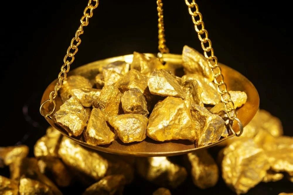 الذهب يفقد 30 جنيهًا والدولار يخفف وقع الهبوط محليا.. عيار 21 الآن