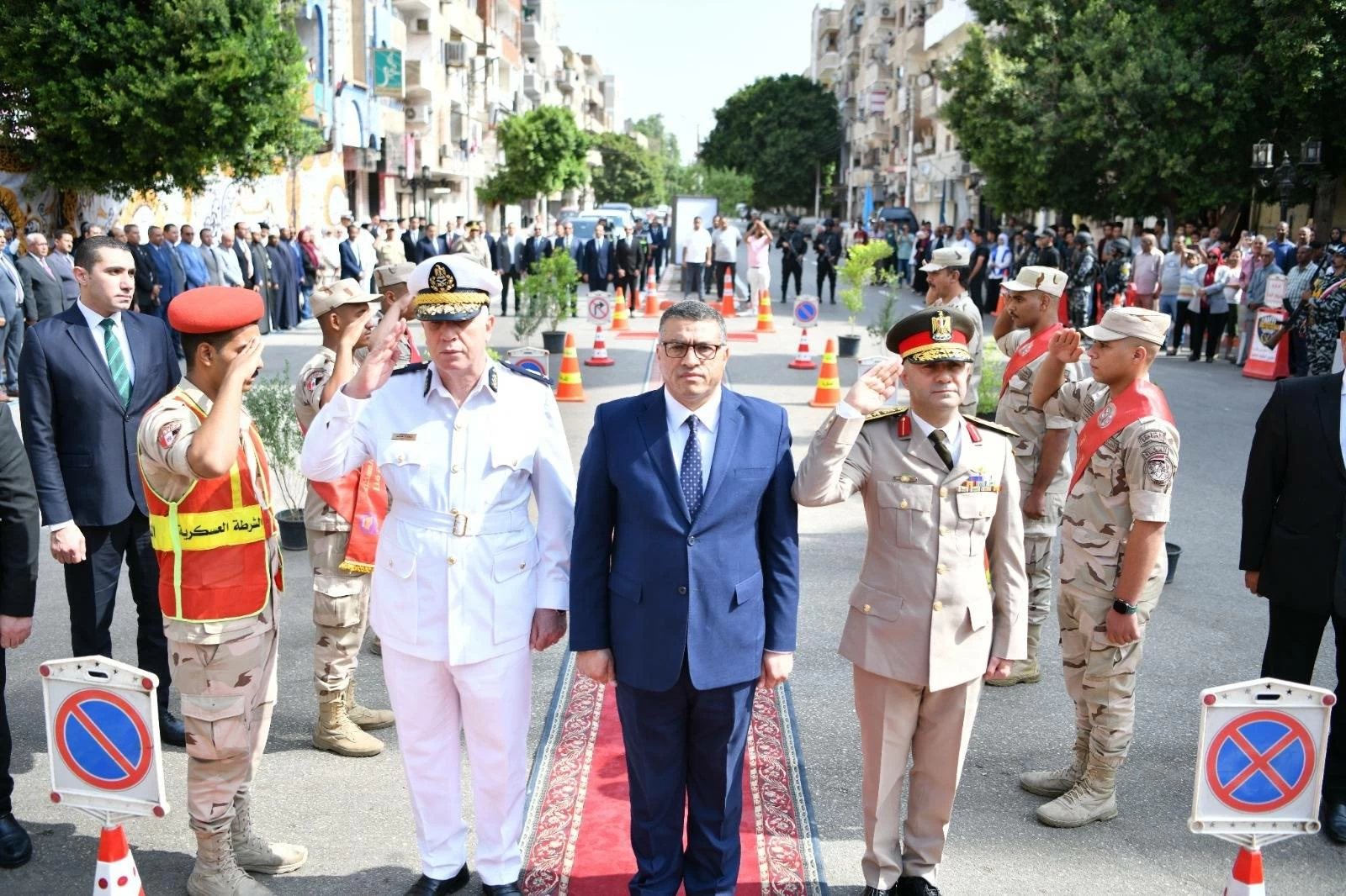محافظ قنا يضع إكليل الزهور على النصب التذكاري للشهداء في الذكرى الـ53 لانتصارات أكتوبر