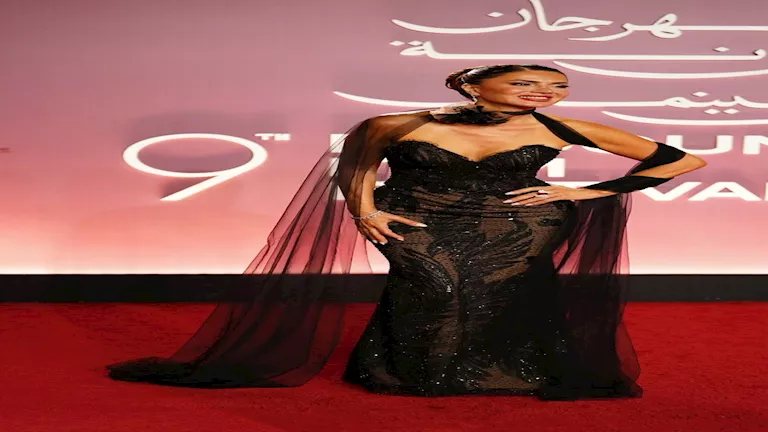 نجلاء بدر تخطف الأنظار بالأسود الشفاف في ثالث أيام مهرجان الجونة