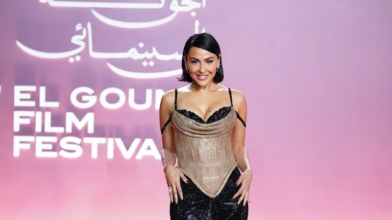 ميس حمدان بفستان جذاب في ثاني أيام مهرجان الجونة.. سعرة مفاجأة