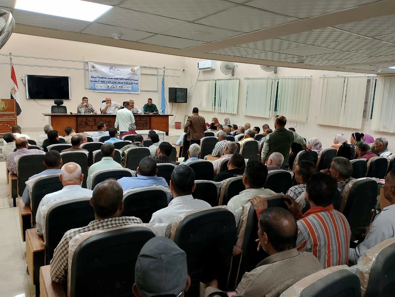 جلسة لمناقشة مقترحات المواطنين بشأن رصف الطرق في البداري بأسيوط