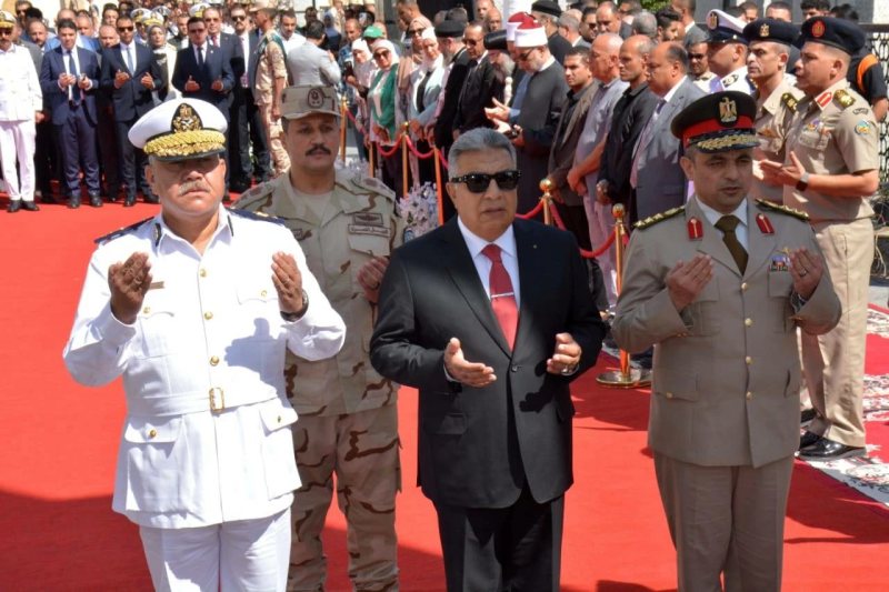في ذكرى انتصارات أكتوبر.. وضع إكليل الزهور على النصب التذكاري للشهداء بالدقهلية