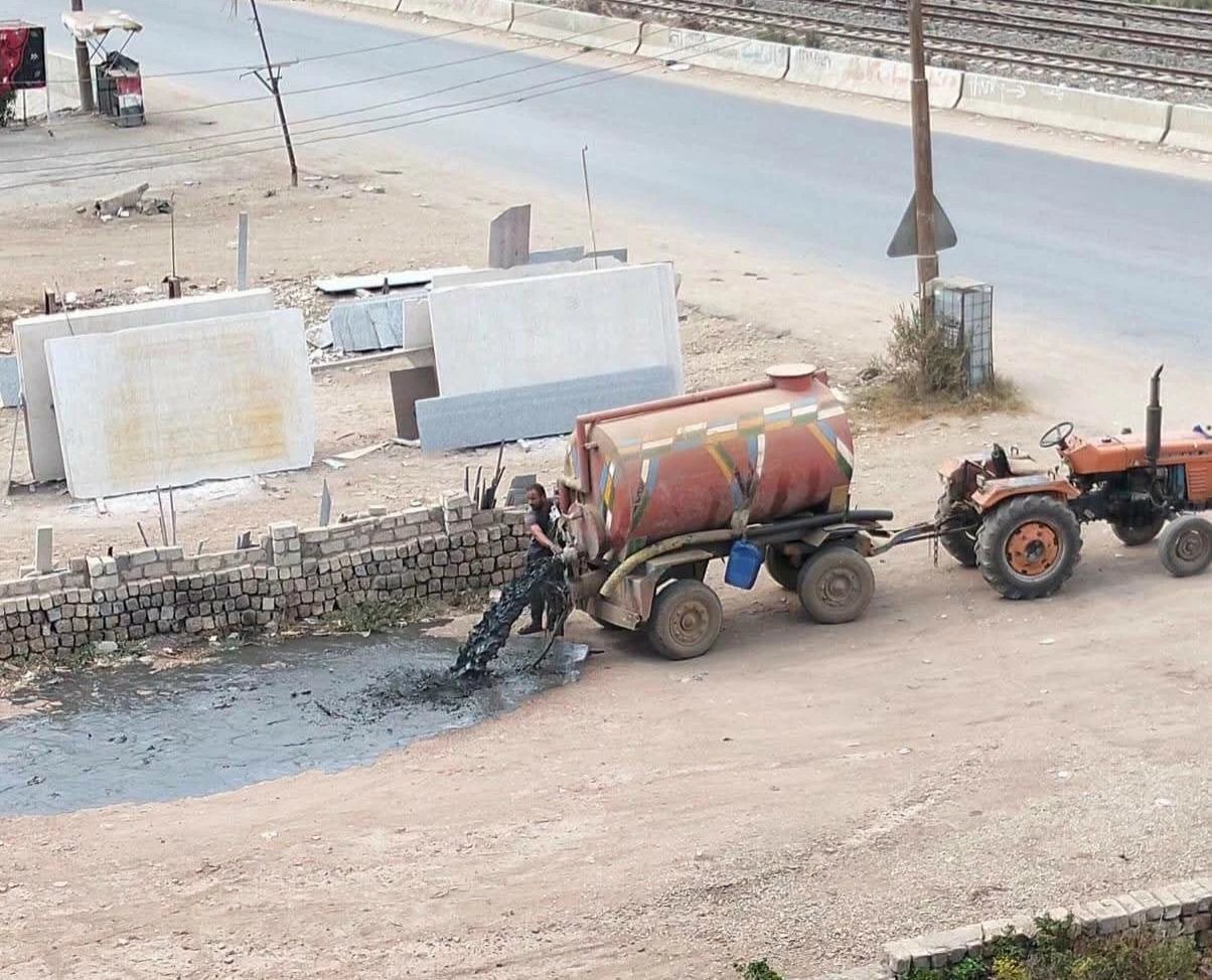 مستنقع المجاري يهدد حياة أهالي شبلنجة ببنها.. سيارات كسح تهرب من الشرقية لإلقاء السموم على الطرق والأهالي يستغيثون