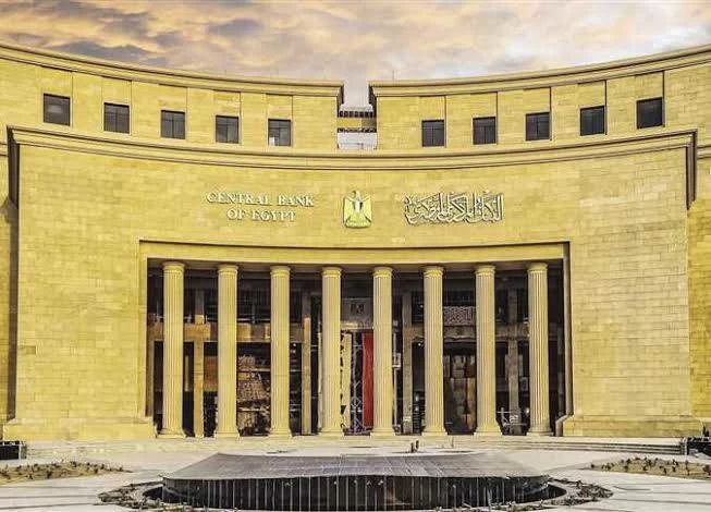 خبير مصرفي: رفع الفائدة ١٪ جاء مخالفًا لتوقعات الخبراء.. والدولار وخروج الأموال الساخنة أبرز التحديات